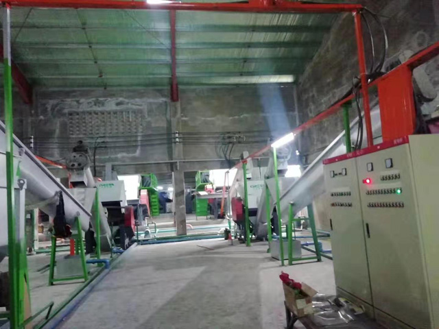 大型PET礦泉水瓶篩選、預洗、破碎、清洗 熱堿酸洗回收第二套大型生產(chǎn)線(POY級）